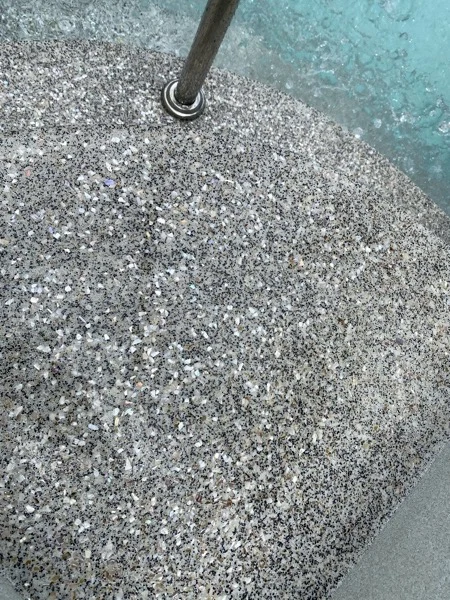 Bayview Lodge — the custom mix, close up under water