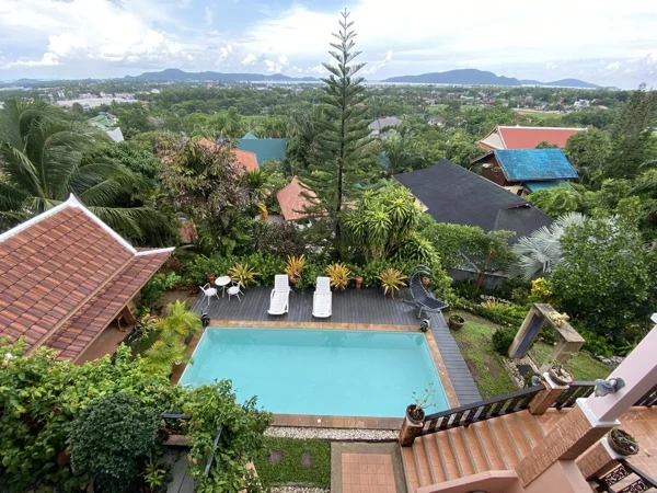 Bayview Lodge — the pool above the valley