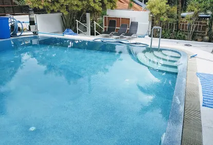 Guesthouse, Kathu — the renewed pool with its steps and overflow