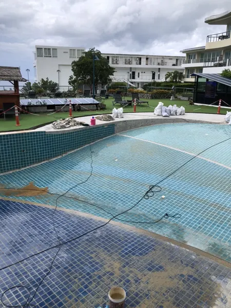 Karon Butterfly Condominium — the pool before the works, with its old sandwash benches