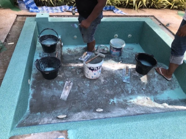 Mai Khao Dream — laying the Carbon Black finish in the jacuzzi