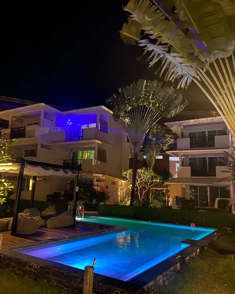 Mama Beach Residence, Phi Phi — the pool at night