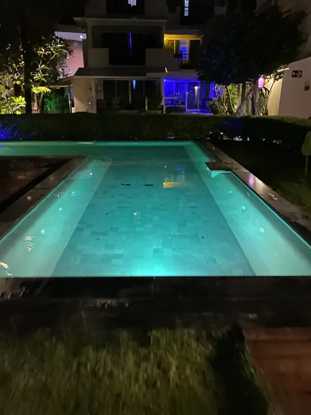 Mama Beach Residence, Phi Phi — the white ledge along the pool at night