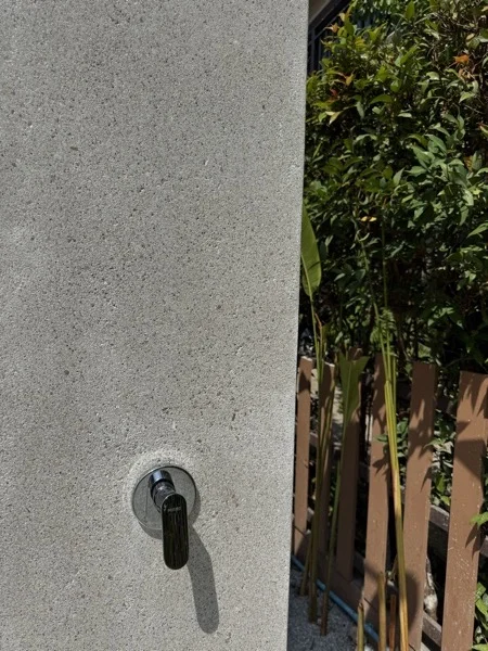 NY Kids, Nai Yang — the spout set into the shower column
