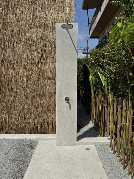NY Kids, Nai Yang — the outdoor shower column in White Granite