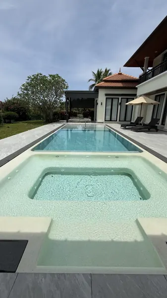 Private Villa, Laguna — Raindrop: the jacuzzi, its seat ledge and the steps