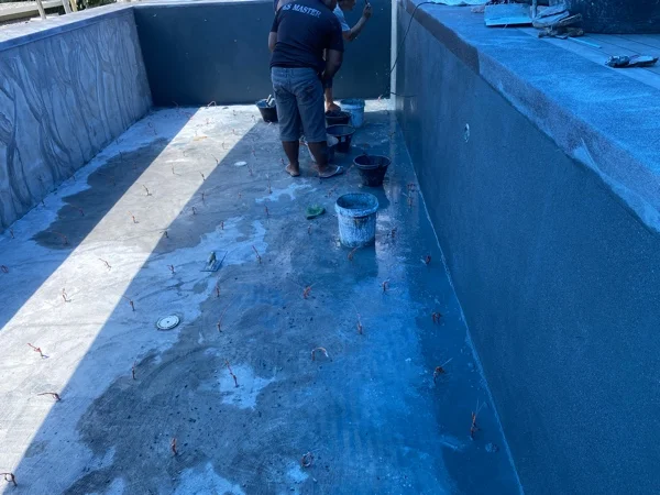 The pool part way through: the walls carrying the finish while the floor is still in bond coat