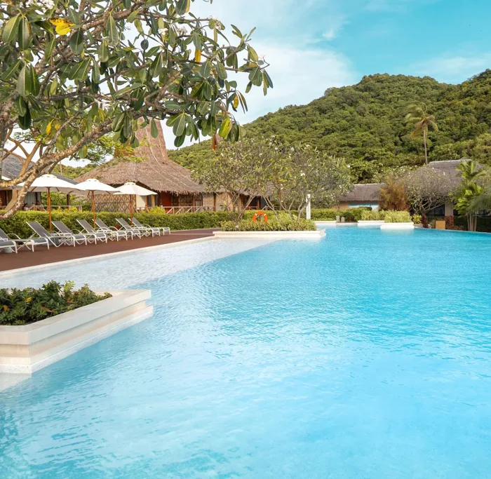 SAii Phi Phi — the pool and its shallow ledge