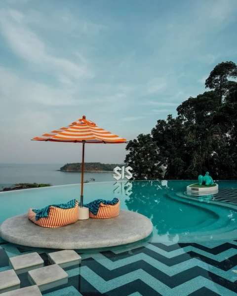 The SIS Kata — a parasol on the platform above the bay